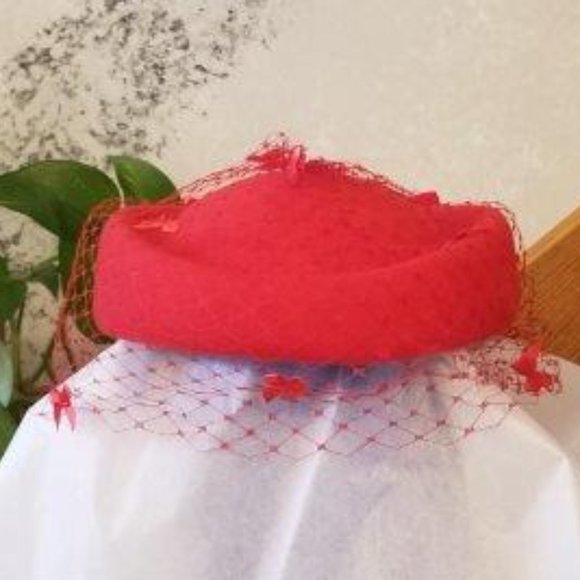 Liz Claiborne Accessories - Liz Claiborne vintage Pillbox felt hat with veil